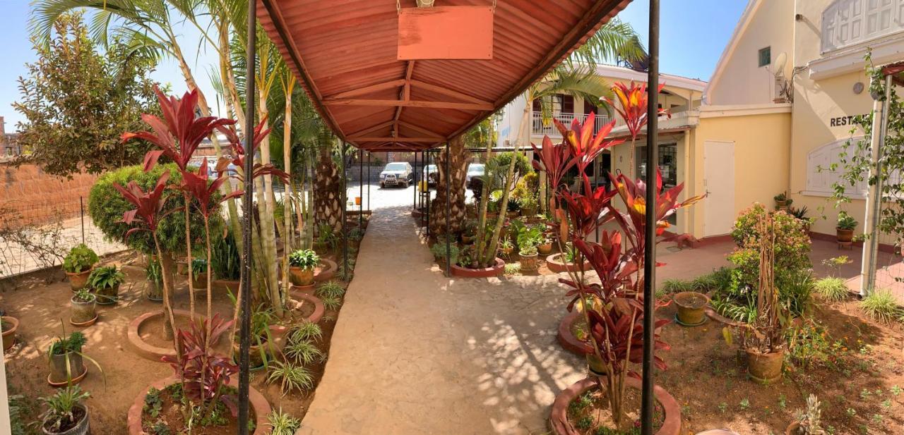 Hotel - Appartement Meuble " Les Flots Bleu " 안타나나리보 외부 사진